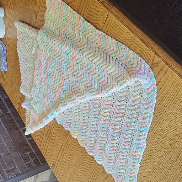 Handmade knitted baby blanket - Picture 1 of 3